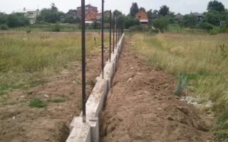 Фото процесса строительства Фундамент под забор с кирпичными столбами в Краснодаре