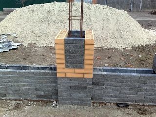 Монолитный забор из бетона